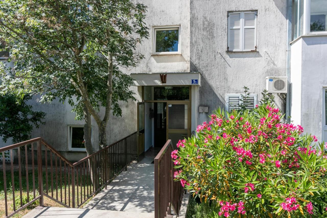 Apartment Pek 茨里克韦尼察 外观 照片